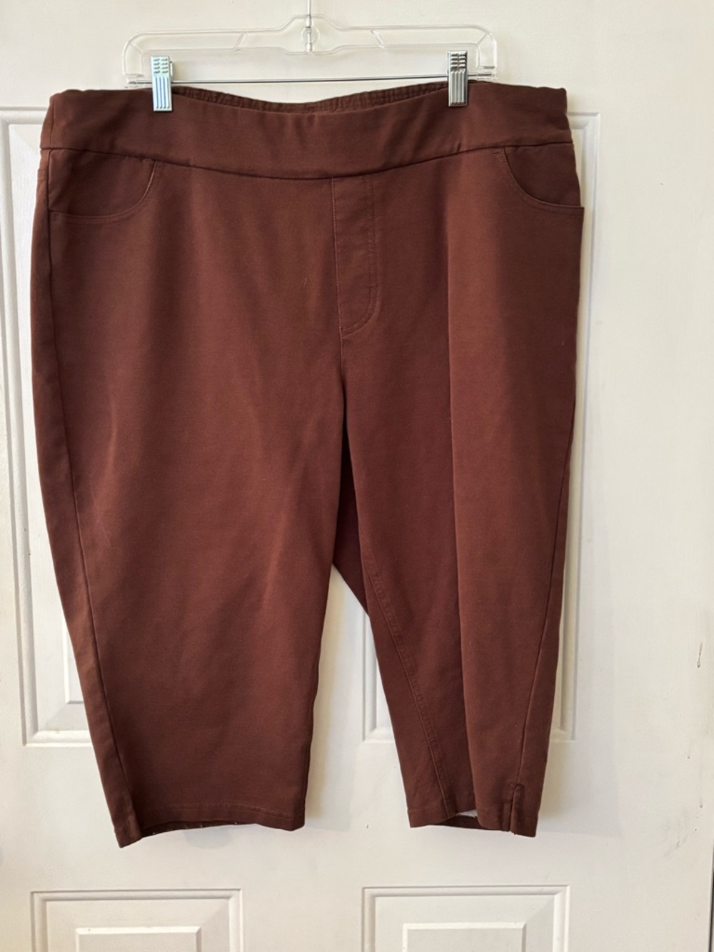 d & Co Women's Brown Pull-On Capri Pants